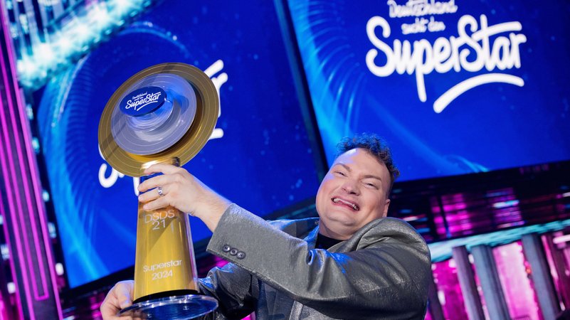 DSDS-Gewinner Christian Jährig mit seiner Siegertrophäe | Bild: picture alliance/dpa | Rolf Vennenbernd DSDS-Gewinner Christian Jährig mit seiner Siegertrophäe