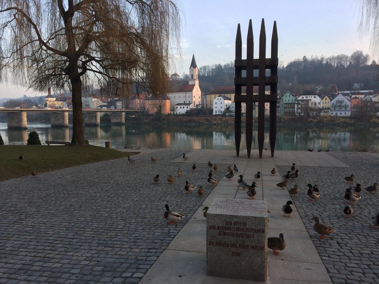 14.01.2020, Passau - Das Mahnmal für die Opfer des Nationalsozialismus an der Innpromenade. Erschaffen vom österreichischen Bildhauer Wolfgang Kirchmayr - Enthüllung fand am 10. November 1996 statt. Ein sichtbares Zeichen gegen das Vergessen und um an die Opfer des Nationalsozialismus zu erinnern. | Bild: BR/Anne-Lena Schug 14.01.2020, Passau - Das Mahnmal für die Opfer des Nationalsozialismus an der Innpromenade. Erschaffen vom österreichischen Bildhauer Wolfgang Kirchmayr - Enthüllung fand am 10. November 1996 statt. Ein sichtbares Zeichen gegen das Vergessen und um an die Opfer des Nationalsozialismus zu erinnern.
