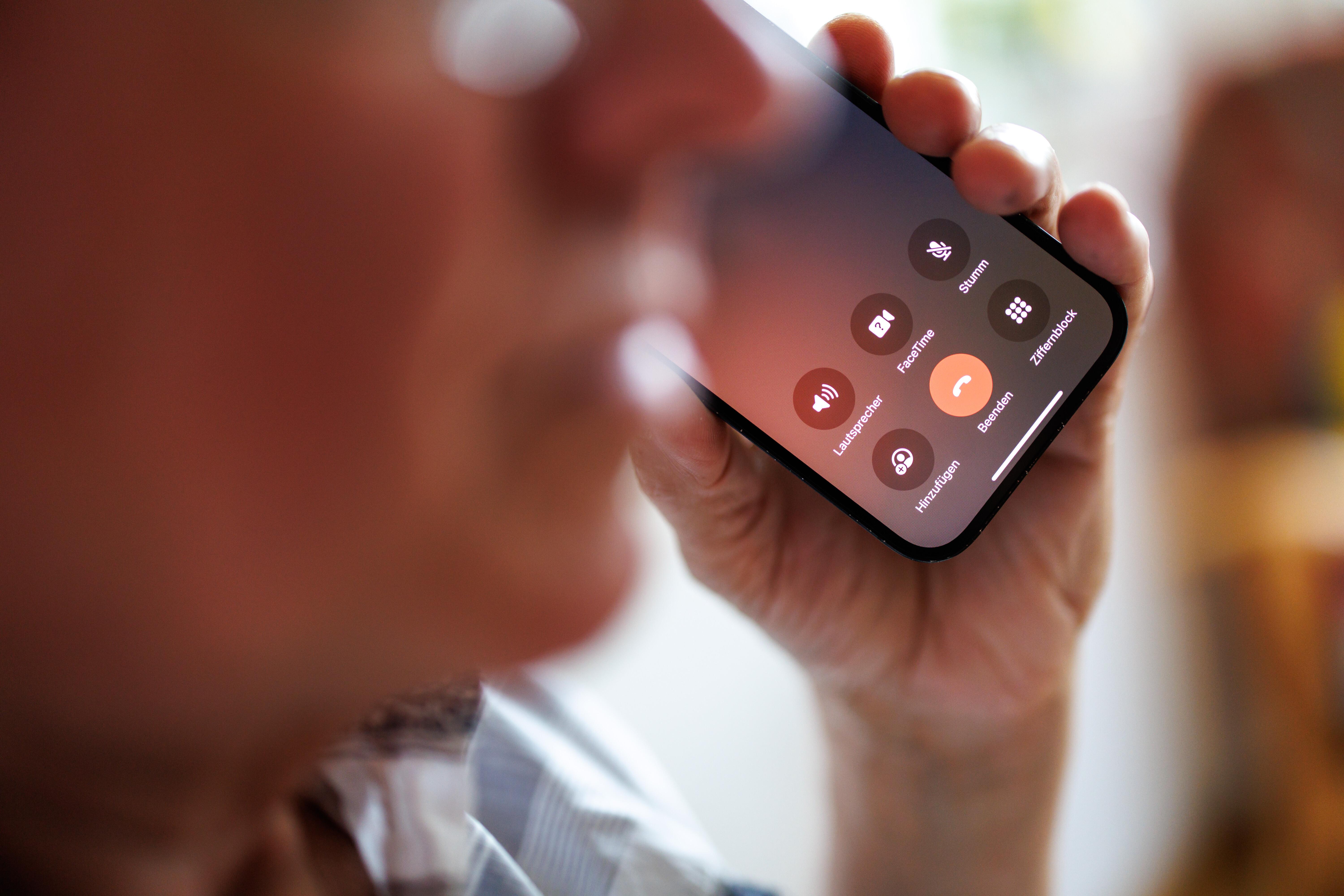Ein älterer Mann führt am 10.08.2024 ein Telefongespräch mit einem Handy.