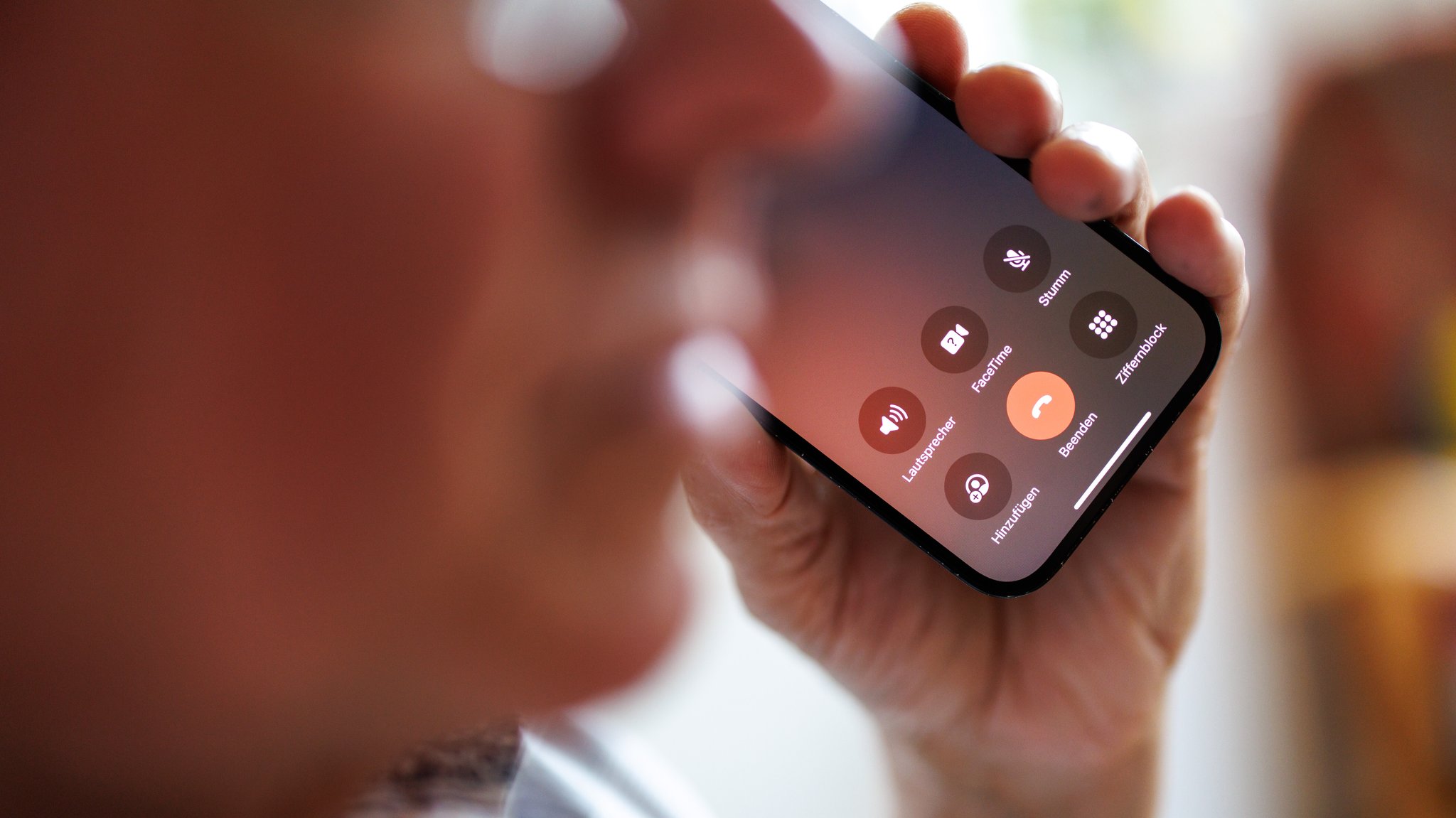 Ein älterer Mann führt am 10.08.2024 ein Telefongespräch mit einem Handy.