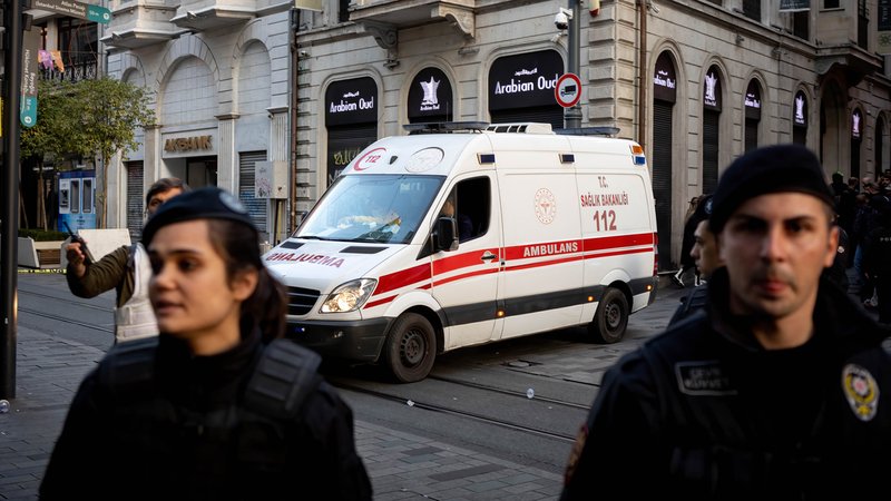 (Archiv) Notarzteinsatz in Istanbul | Bild: picture alliance / ZUMAPRESS.com | Osman Sadi Temize (Archiv) Notarzteinsatz in Istanbul