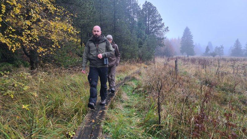 Biologe Tobias Birkwald und Digitalranger Lukas Nietsch sind unterwegs im Schutzgebiet Schwarzes Moor im Biosphärenreservat Rhön.