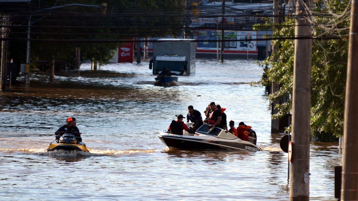 Freiwillige retten am 09. Mai Menschen in Porto Alegre aus dem Wasser