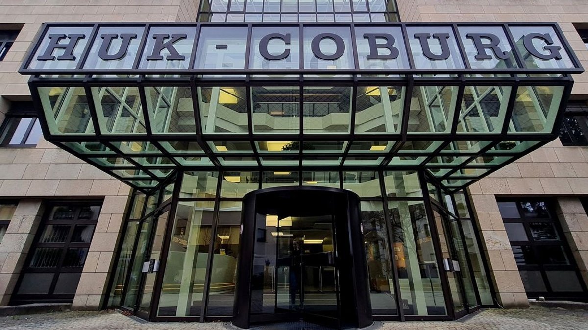 HUK Coburg prangt es in großen Lettern an der Zentrale des Versicherungskonzerns am Bahnhofsplatz in Coburg. 