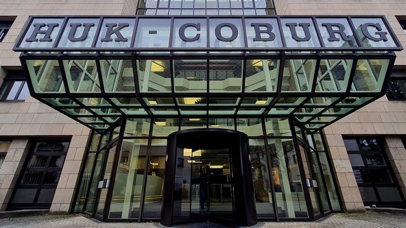 HUK Coburg prangt es in großen Lettern an der Zentrale des Versicherungskonzerns am Bahnhofsplatz in Coburg. 