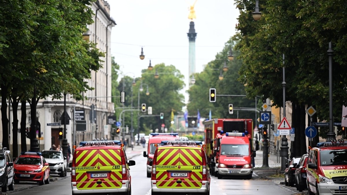 Die Feuerwehr sperrt die Prinzregentenstraße in München wegen eines Brandes im Prinzregentenstadion ab (20.8.22).