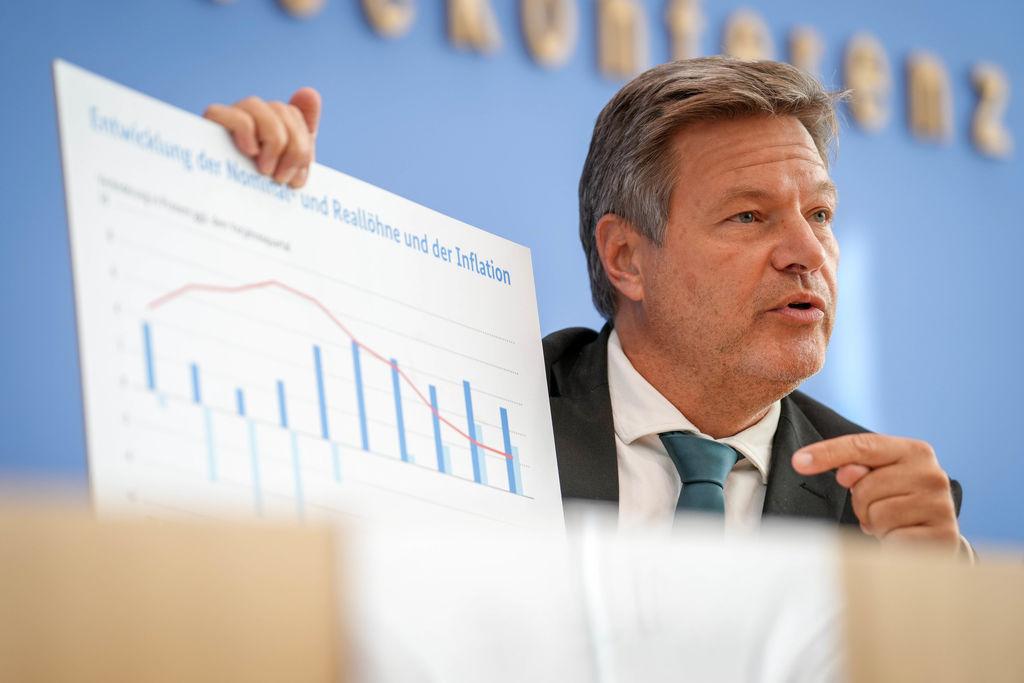 Robert Habeck, Bundesminister für Wirtschaft und Klimaschutz, stellt auf einer Pressekonferenz die Herbstprojektion 2024 der Bundesregierung vor