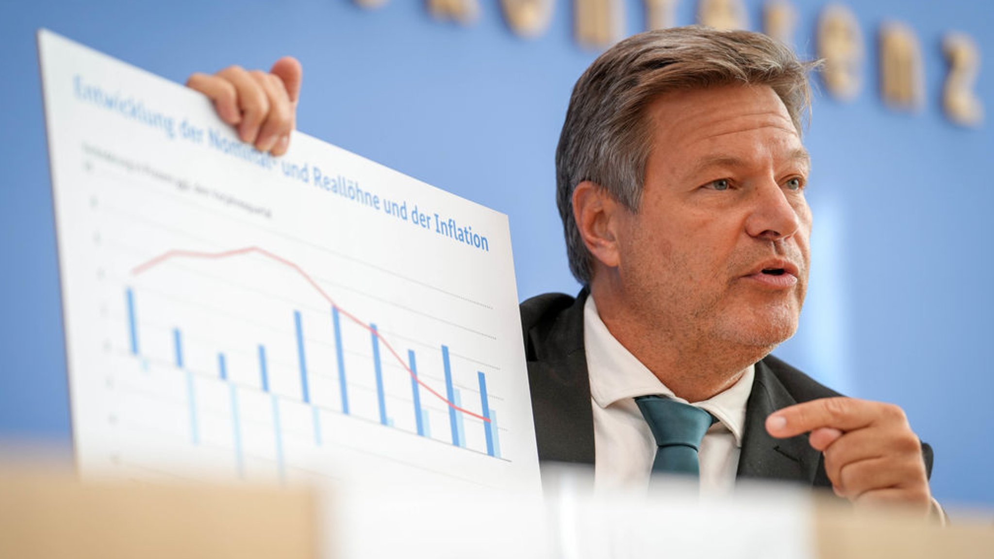 Robert Habeck, Bundesminister für Wirtschaft und Klimaschutz, stellt auf einer Pressekonferenz die Herbstprojektion 2024 der Bundesregierung vor