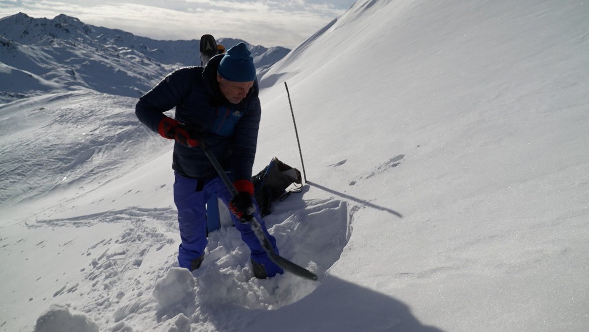 Mit dem "Kleinen Blocktest" kann die Schneedecke analysiert und das Lawinenrisiko bestimmt werden. Mithilfe einer App können auch Laien dies durchführen. | Bild: Tom Mandl / Bayerischer Rundfunk Mit dem "Kleinen Blocktest" kann die Schneedecke analysiert und das Lawinenrisiko bestimmt werden. Mithilfe einer App können auch Laien dies durchführen.