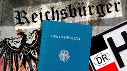 Symbolfoto: Reichsbürger-Pässe, Reichsadler und Reichsbürger-Nummernschild | Bild:picture alliance | Christian Ohde
