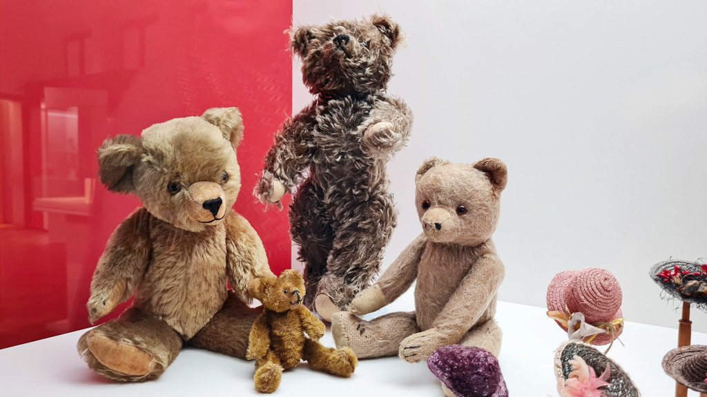 Vier Teddybbären - sie alle haben ihre eigene besondere Geschichte. Der Bären-Typus vorne links diente als Vorlage für Winnie the Pooh. 