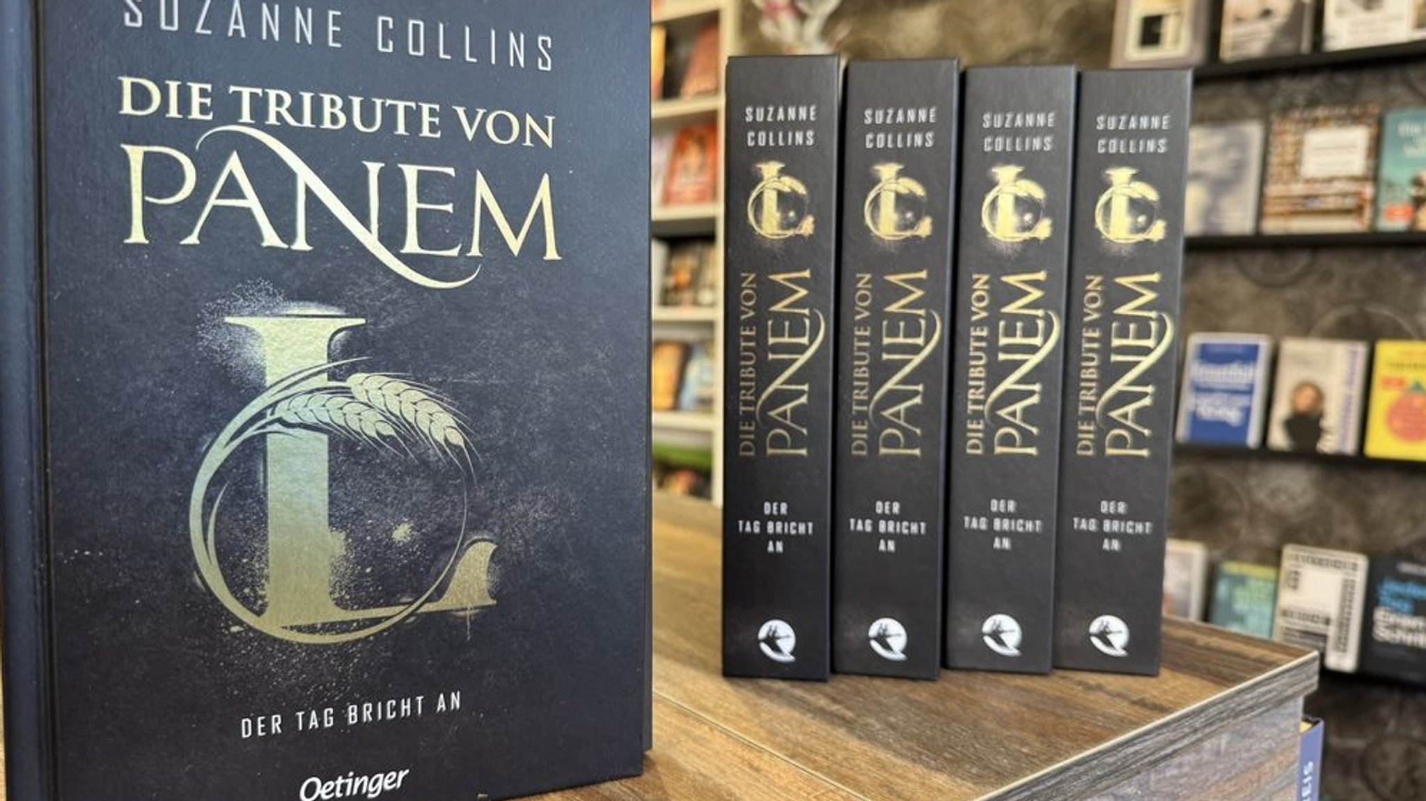 18.03.2025, Niedersachsen, Hittfeld: Der neue Roman ·Die Tribute von Panem L - Der Tag bricht an· von Suzanne Collins steht in der Buchhandlung Seevetal. Foto: Christiane Bosch/dpa +++ dpa-Bildfunk +++