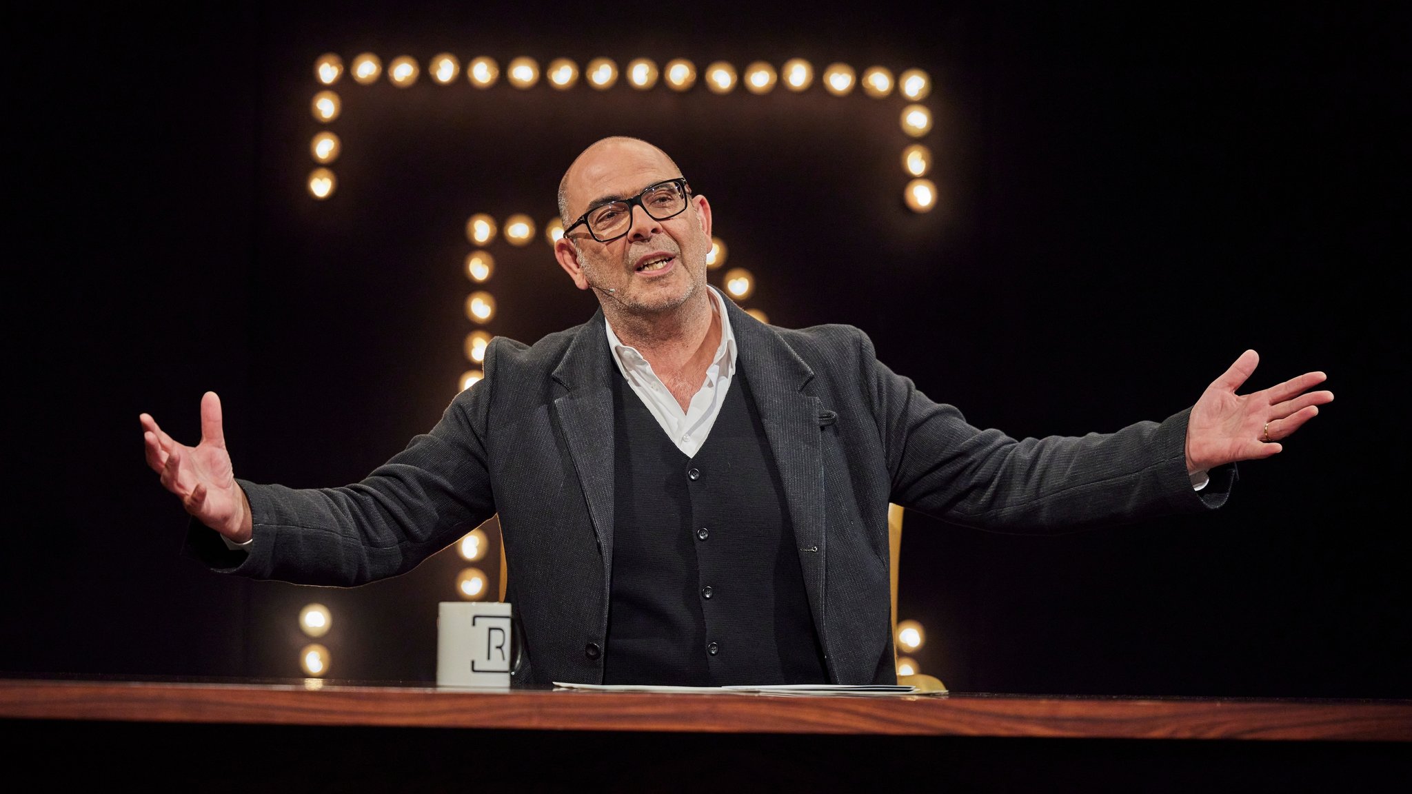 Hannes Ringlstetter am Schreibtisch seiner Late Night Show "Ringlstetter"