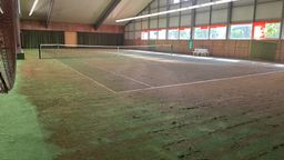 Massive Unwetterschäden in der Halle des Tennisvereins ATC Arnstein. | Bild:Jan Limpert / BR