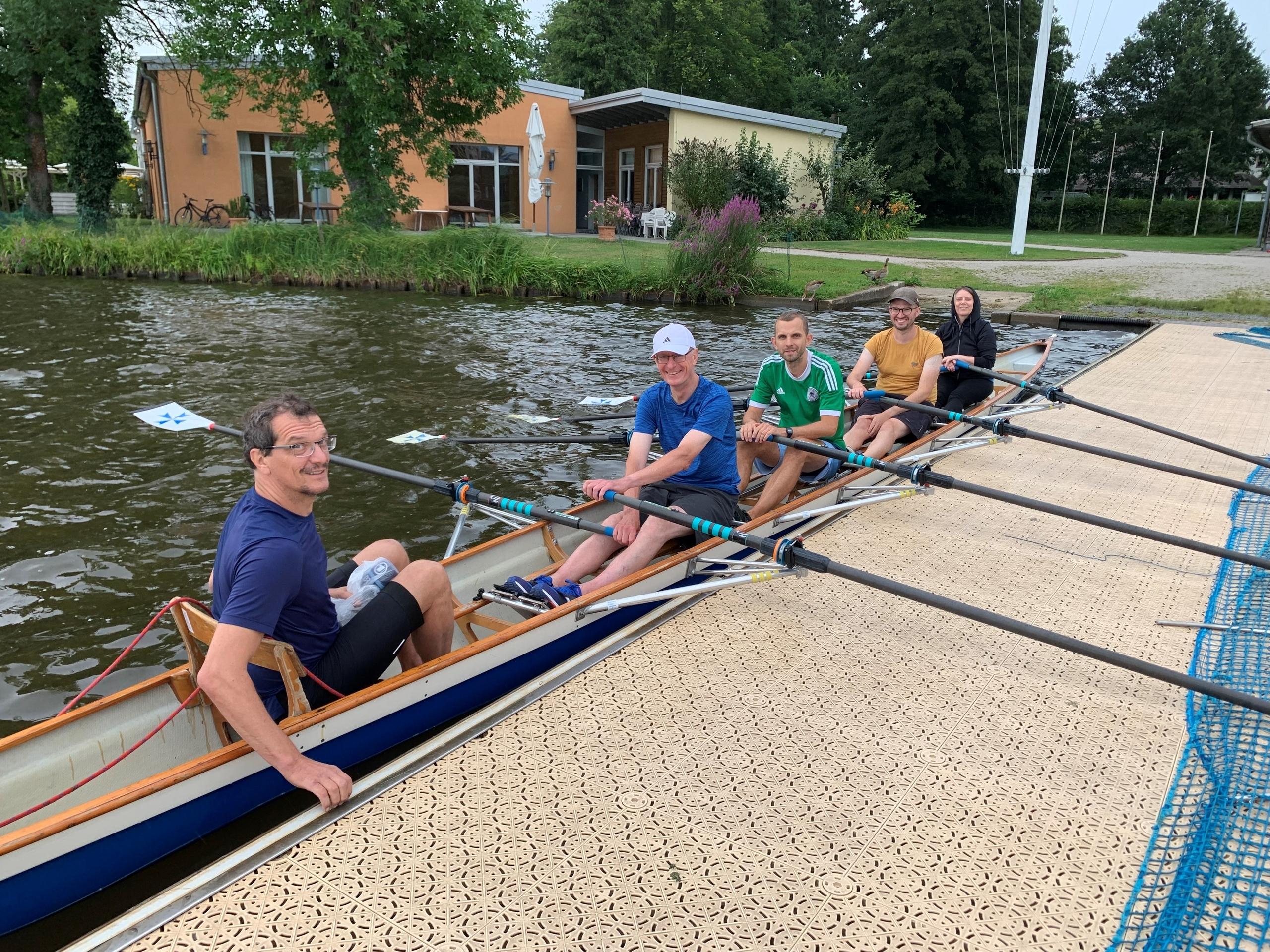 Rudern lernen am Dutzendteich: Ausbilder Thomas Singer erteilt Reiner Claus, Julian Köhler, Simon Brehm und Daniele Thiele (v.l.n.r.) eine Schnupperruder-Stunde.