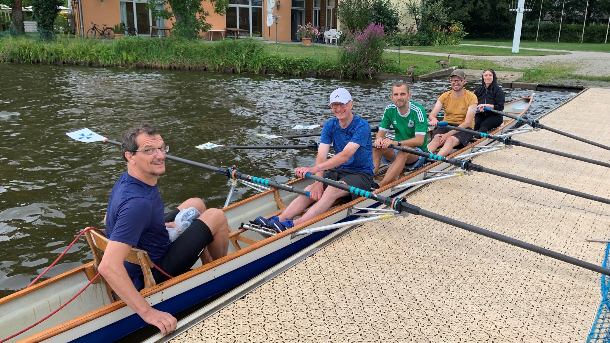 Rudern lernen am Dutzendteich: Ausbilder Thomas Singer erteilt Reiner Claus, Julian Köhler, Simon Brehm und Daniele Thiele (v.l.n.r.) eine Schnupperruder-Stunde.