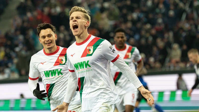 Anton Kade schießt den FC Augsburg zum Heimsieg gegen den Hamburger SV. | Bild: picture-alliance / dpa Anton Kade schießt den FC Augsburg zum Heimsieg gegen den Hamburger SV.