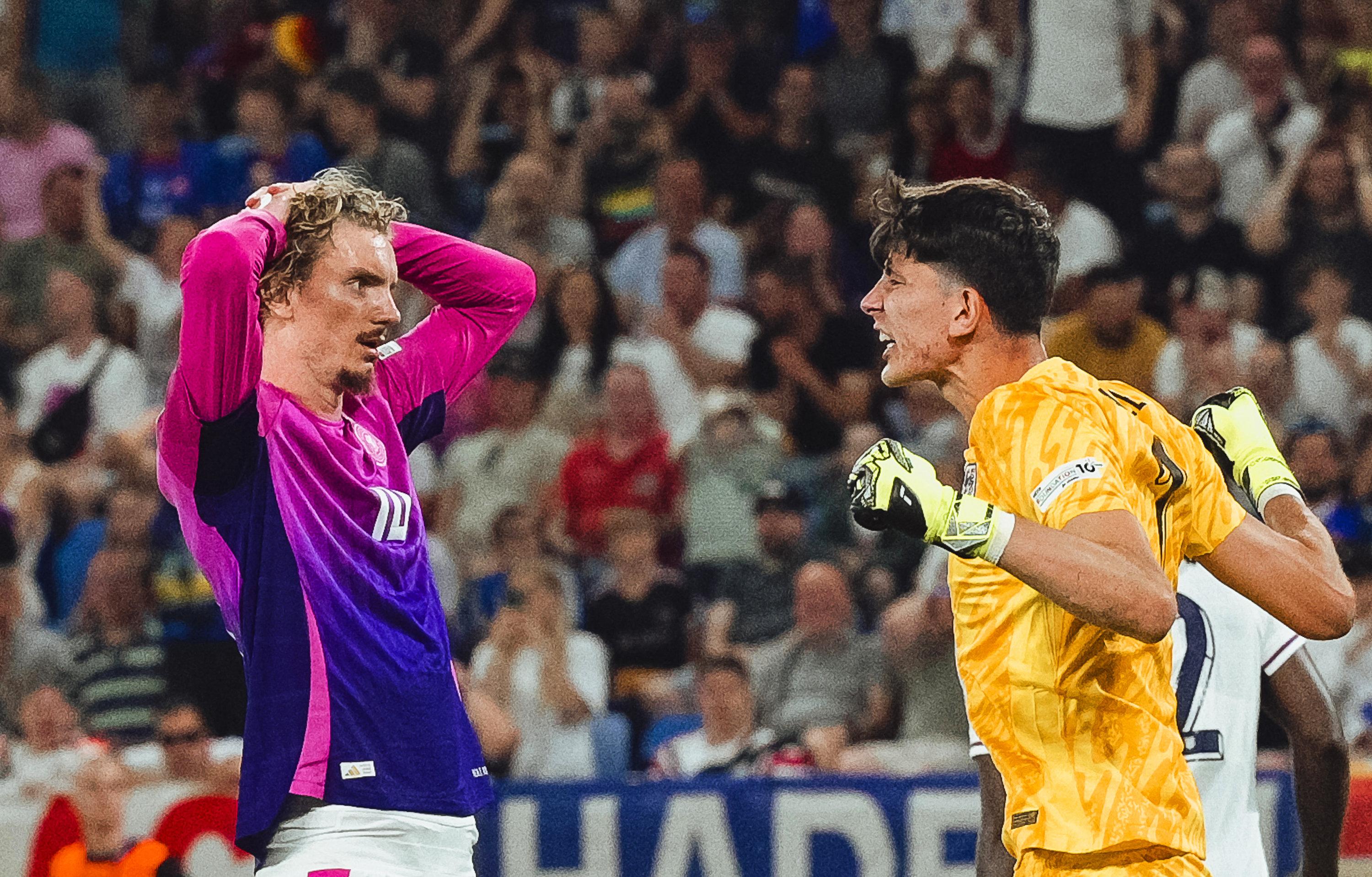 28.06.2025, Slowakei, Bratislava: Fußball, U21 Männer: EM, England - Deutschland, Finalrunde, Finale, Englands Torhüter James Beadle (r) jubelt beim Schlusspfiff neben Deutschlands Nick Woltemade. Foto: Robert Nemeti/dpa +++ dpa-Bildfunk +++