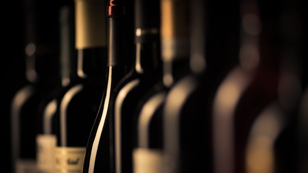 Verschiedene Weinflaschen stehen nebeneinander (Symbolbild)