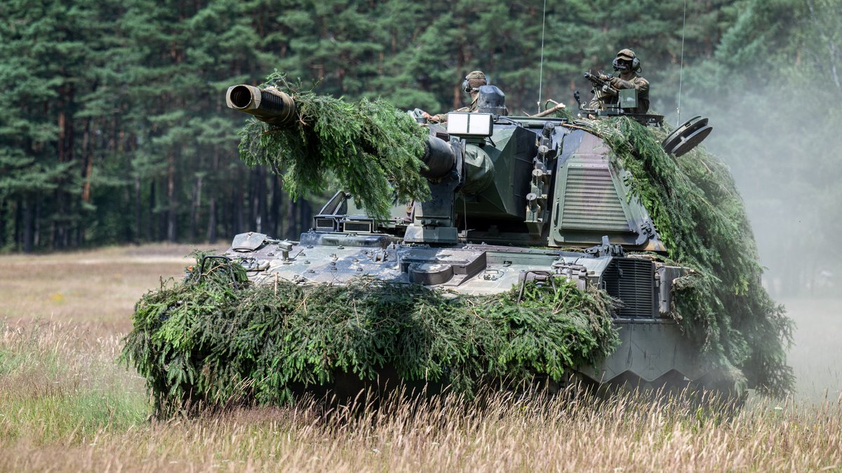 Eine Panzerhaubitze 2000 A2 auf dem Gelände des Truppenübungsplatzes Weiden-Frauenricht.