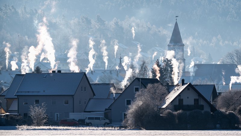 Die Schornsteine auf den Dächern der Häuser rauchen in der kalten Luft in Luhe-Wildenau in der Oberpfalz. | Bild: dpa/pa/Matthias Balk Die Schornsteine auf den Dächern der Häuser rauchen in der kalten Luft in Luhe-Wildenau in der Oberpfalz.