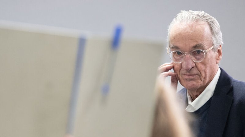 ARCHIV - 04.06.2024, Hessen, Frankfurt/Main: Der Hauptangeklagte Heinrich XIII. Prinz Reuß steht bei der Fortsetzung des Prozesses gegen eine mutmaßliche "Reichsbürger"-Gruppe hinter der Anklagebank. | Bild: dpa-Bildfunk/Boris Roessler ARCHIV - 04.06.2024, Hessen, Frankfurt/Main: Der Hauptangeklagte Heinrich XIII. Prinz Reuß steht bei der Fortsetzung des Prozesses gegen eine mutmaßliche "Reichsbürger"-Gruppe hinter der Anklagebank.