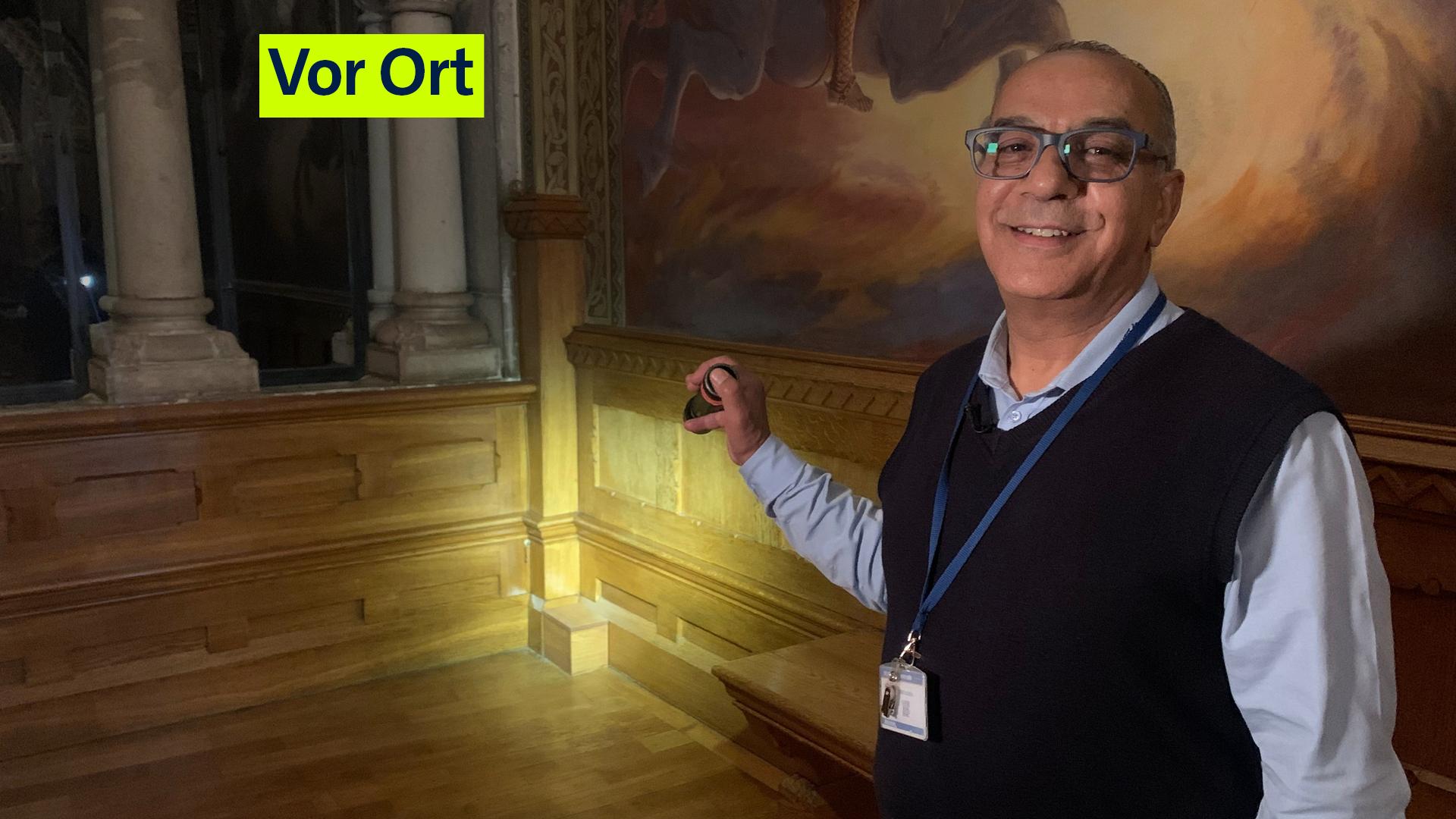 Nachwächter Dris Bichri mit seiner Taschenlampe im nächtlichen Schloss Neuschwanstein.