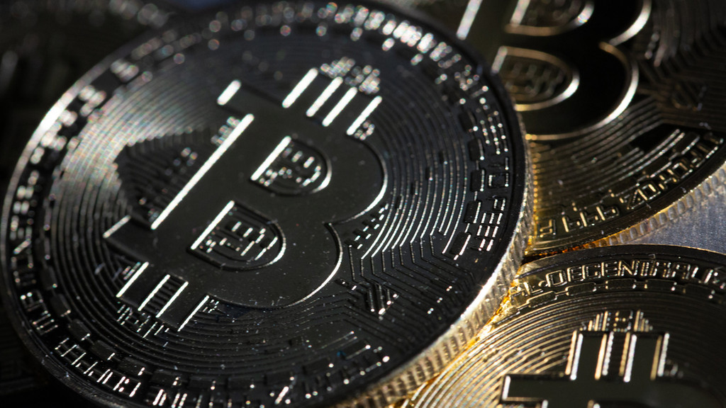 Bitcoin-Münzen (Token) liegen auf einem Tisch.