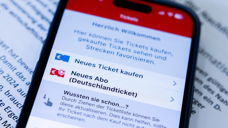 "Neues Abo - Deutschlandticket" steht zur Auswahl in einer Verkehrs-App | Bild: dpa/pa/Rolf Vennenbernd "Neues Abo - Deutschlandticket" steht zur Auswahl in einer Verkehrs-App
