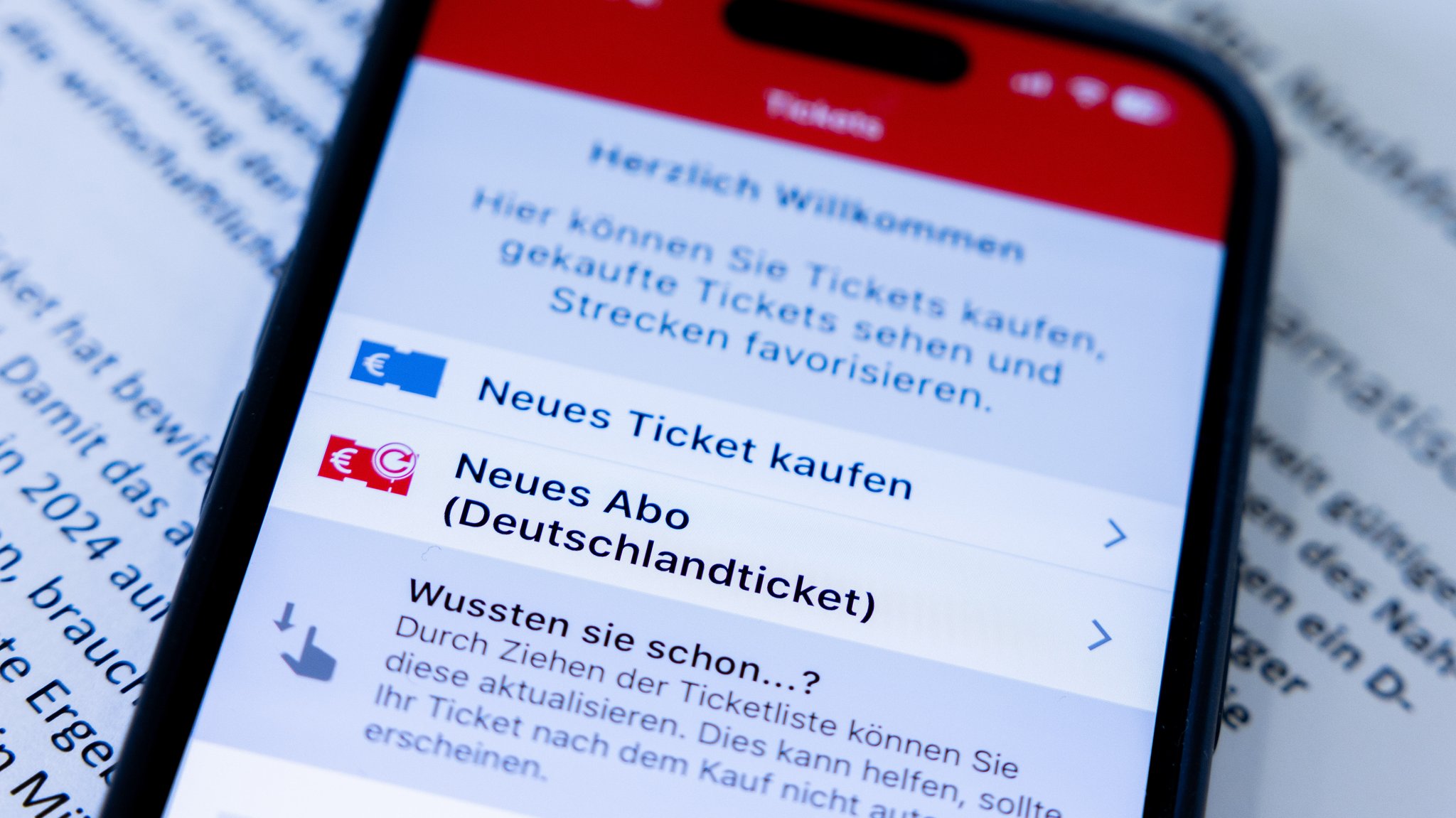 "Neues Abo - Deutschlandticket" steht zur Auswahl in einer Verkehrs-App 