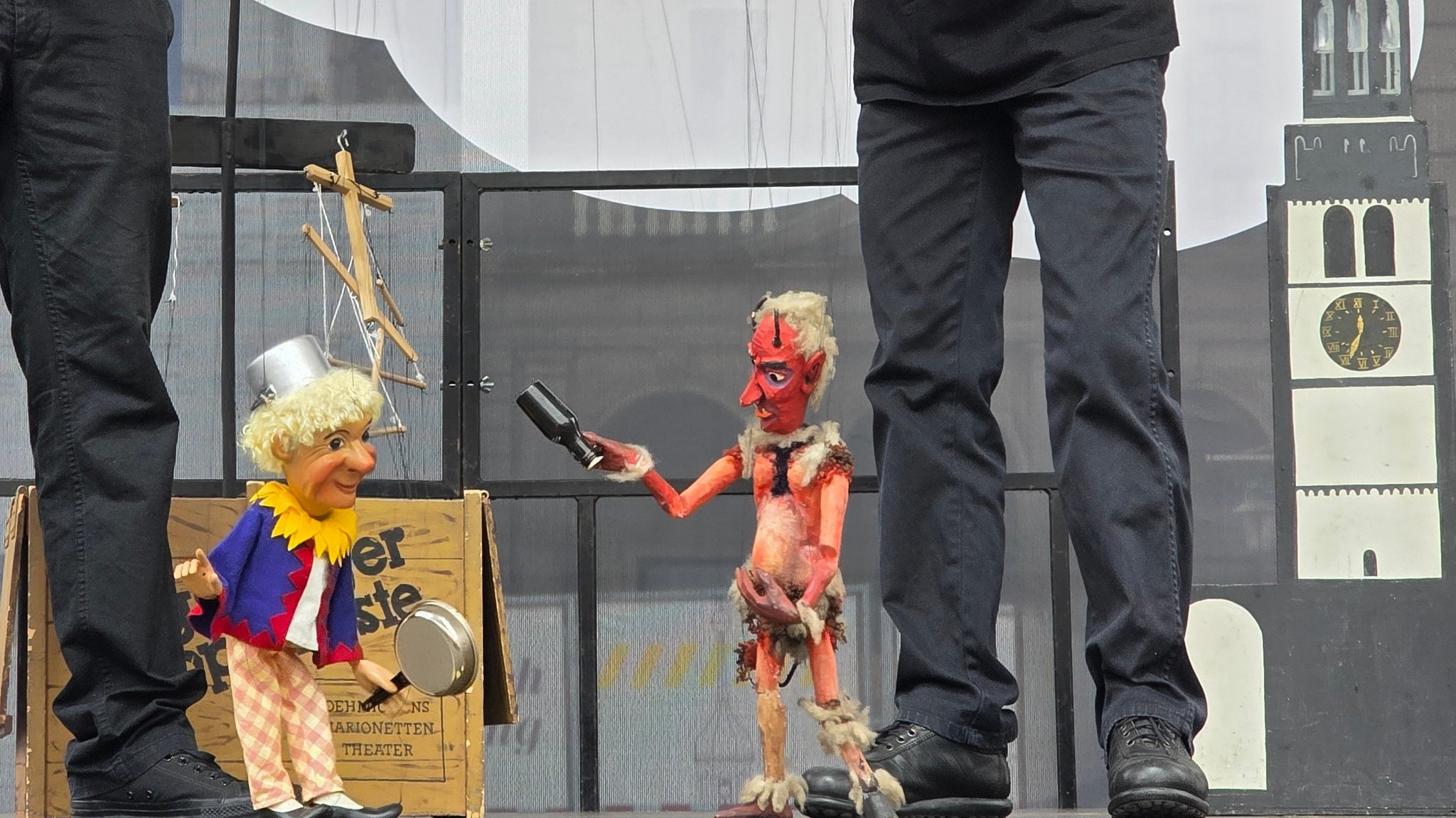 Die Marionetten Kasperle und Teufel auf dem Augsburger Rathausplatz | Bild: BR / Eva Heime Die Marionetten Kasperle und Teufel auf dem Augsburger Rathausplatz