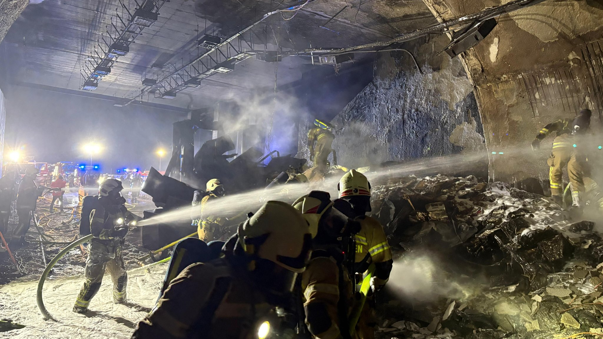 9. Januar 2026: Einsatzkräfte der Feuerwehr löschen einen brennenden Lkw im Brentenbergtunnel auf der A10. | Bild: FEUERWEHREN BEZIRK PONGAU/APA/dpa 9. Januar 2026: Einsatzkräfte der Feuerwehr löschen einen brennenden Lkw im Brentenbergtunnel auf der A10.