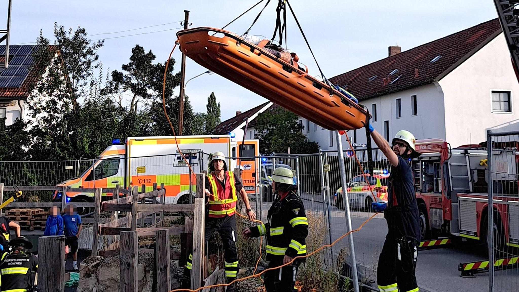 Feuerwehreinsatz auf einer Baustelle in Untermenzing am 22.08.2024.