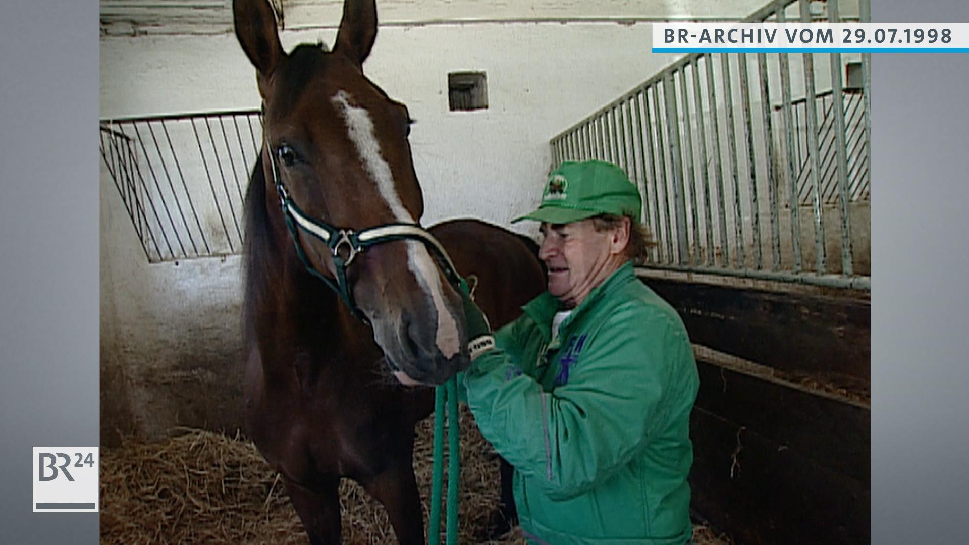 Fritz Wepper beim Aufzäumen seines Trabers in der Stallbox
