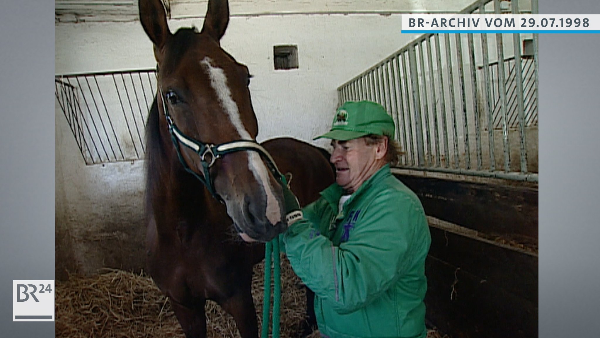 Fritz Wepper beim Aufzäumen seines Trabers in der Stallbox