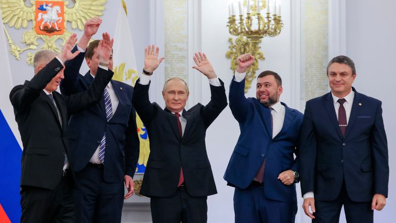 Russlands Präsident Putin mit den Statthaltern der vier besetzten ukrainischen Gebiete. | Bild:picture alliance / ASSOCIATED PRESS | Mikhail Metzel