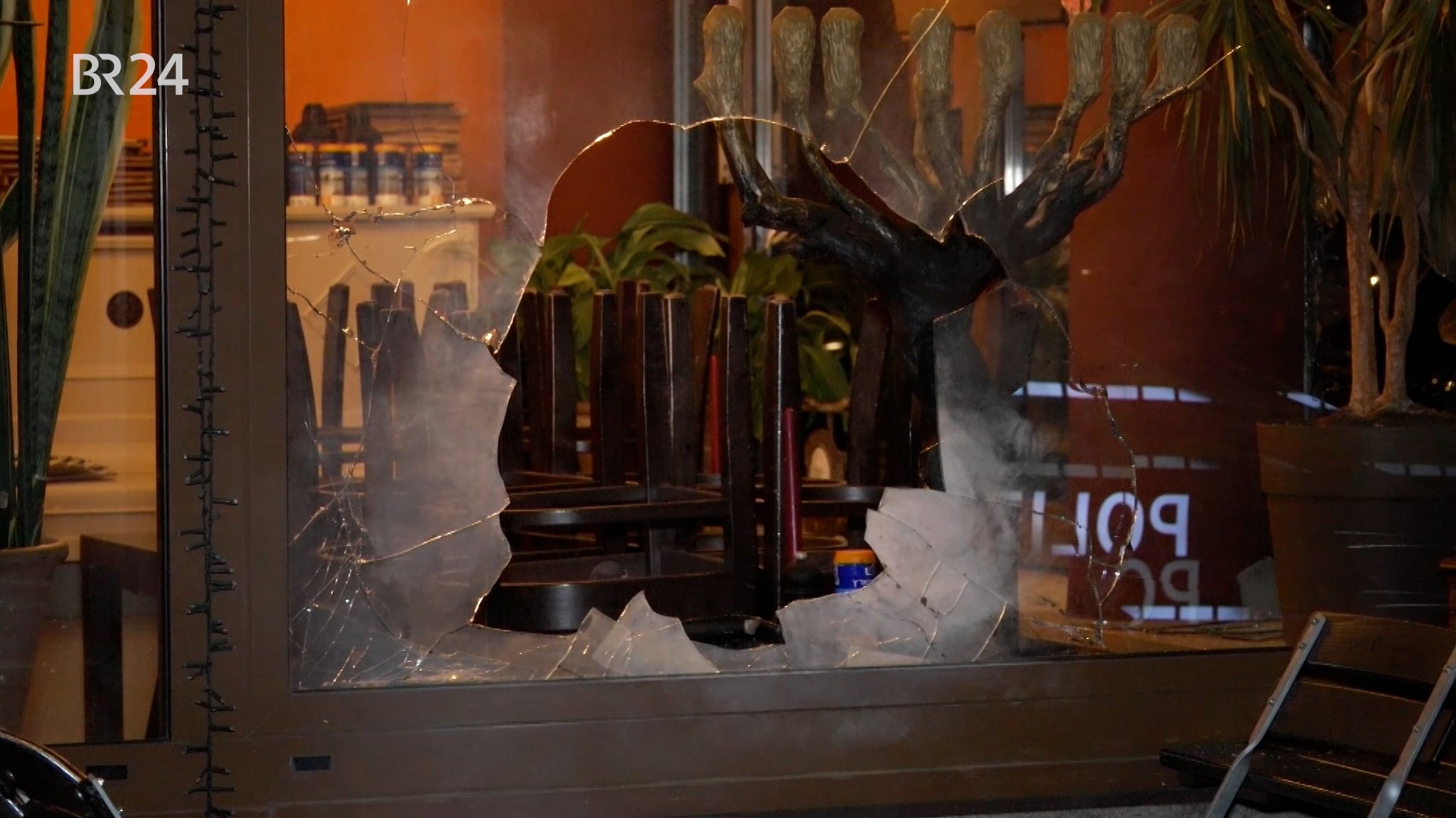 Zerborstene Scheibe am Restaurant "Eclipse" in der Maxvorstadt in München