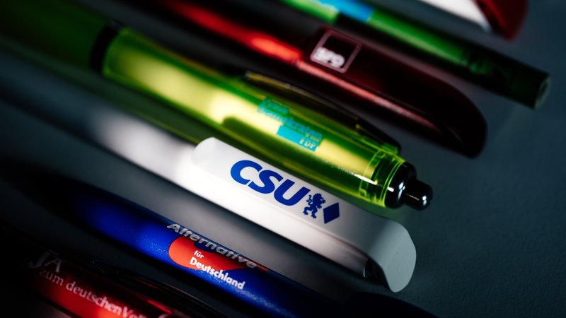 Kugelschreiber verschiedener Parteien | Bild: BR Kugelschreiber verschiedener Parteien