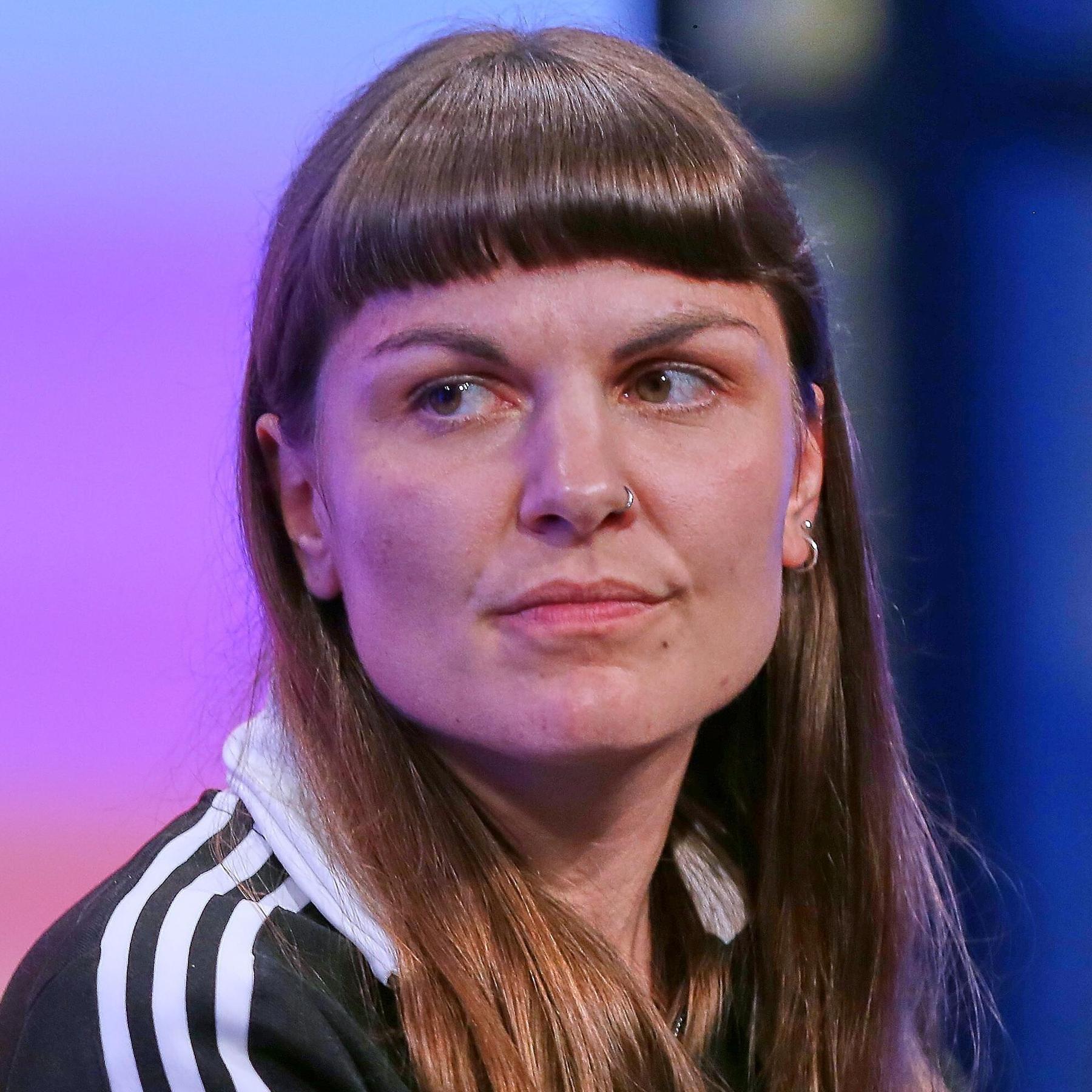 Gedenken neu denken: Susanne Siegert, Autorin & Influencerin über Erinnerungskultur und Gedenkarbeit