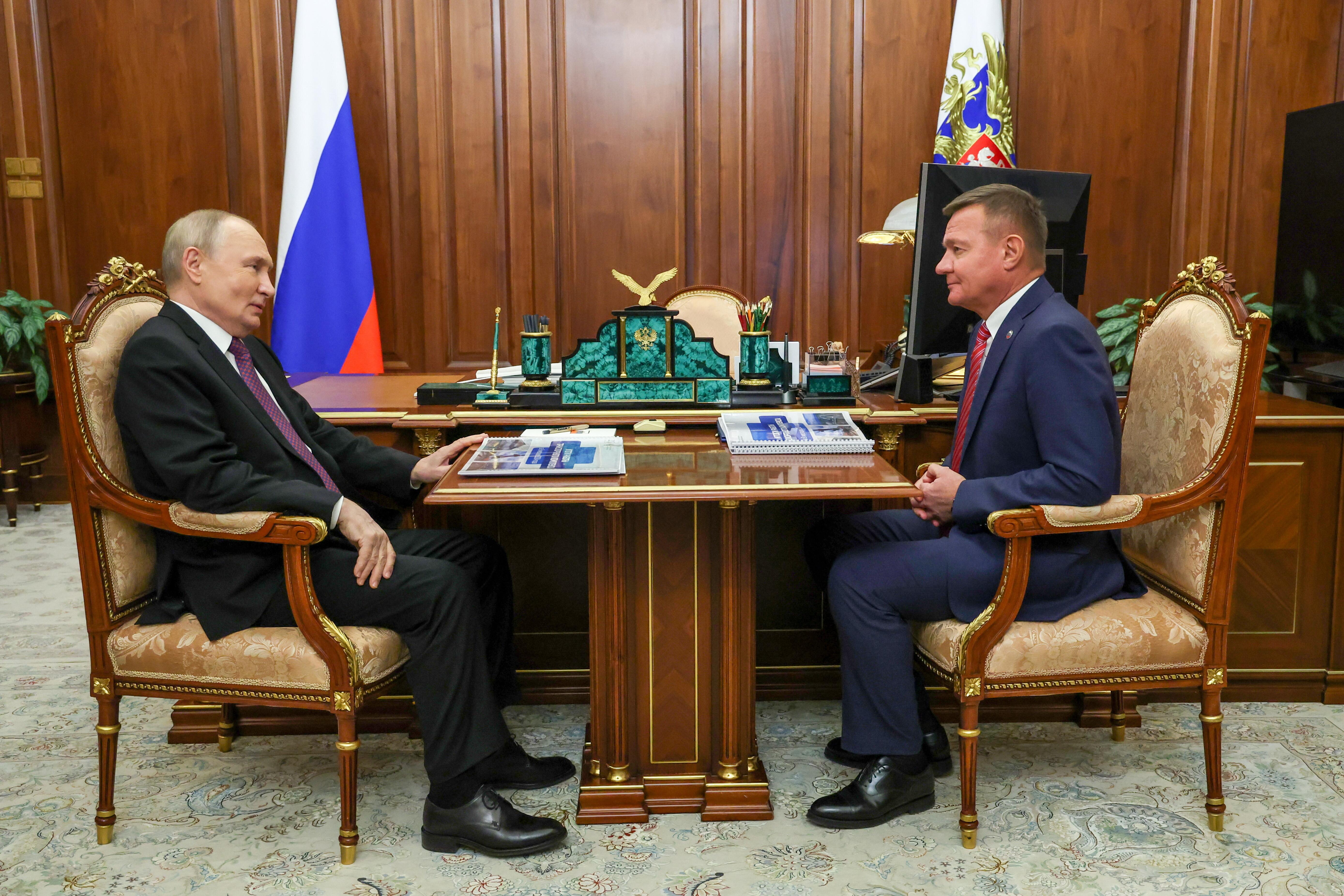 Die beiden Politiker im Kreml am Schreibtisch