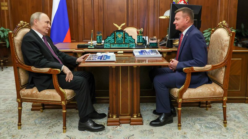 Die beiden Politiker im Kreml am Schreibtisch | Bild: Gavriil Grigorov/Picture Alliance Die beiden Politiker im Kreml am Schreibtisch