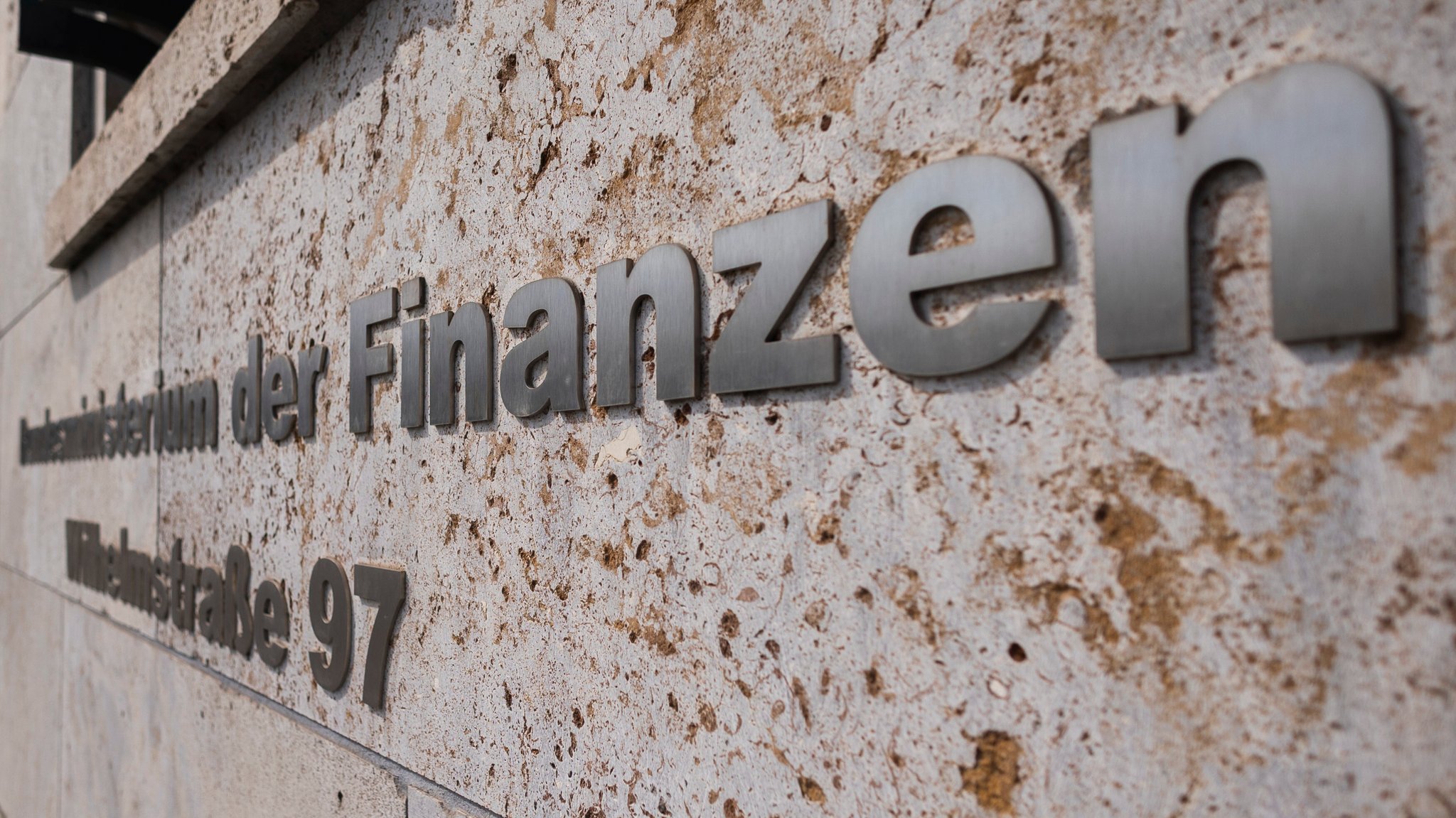 (Symbolbild) Schriftzug am Bundesfinanzministerium in Berlin | Bild: picture alliance / photothek.de | Amrei Schulz (Symbolbild) Schriftzug am Bundesfinanzministerium in Berlin