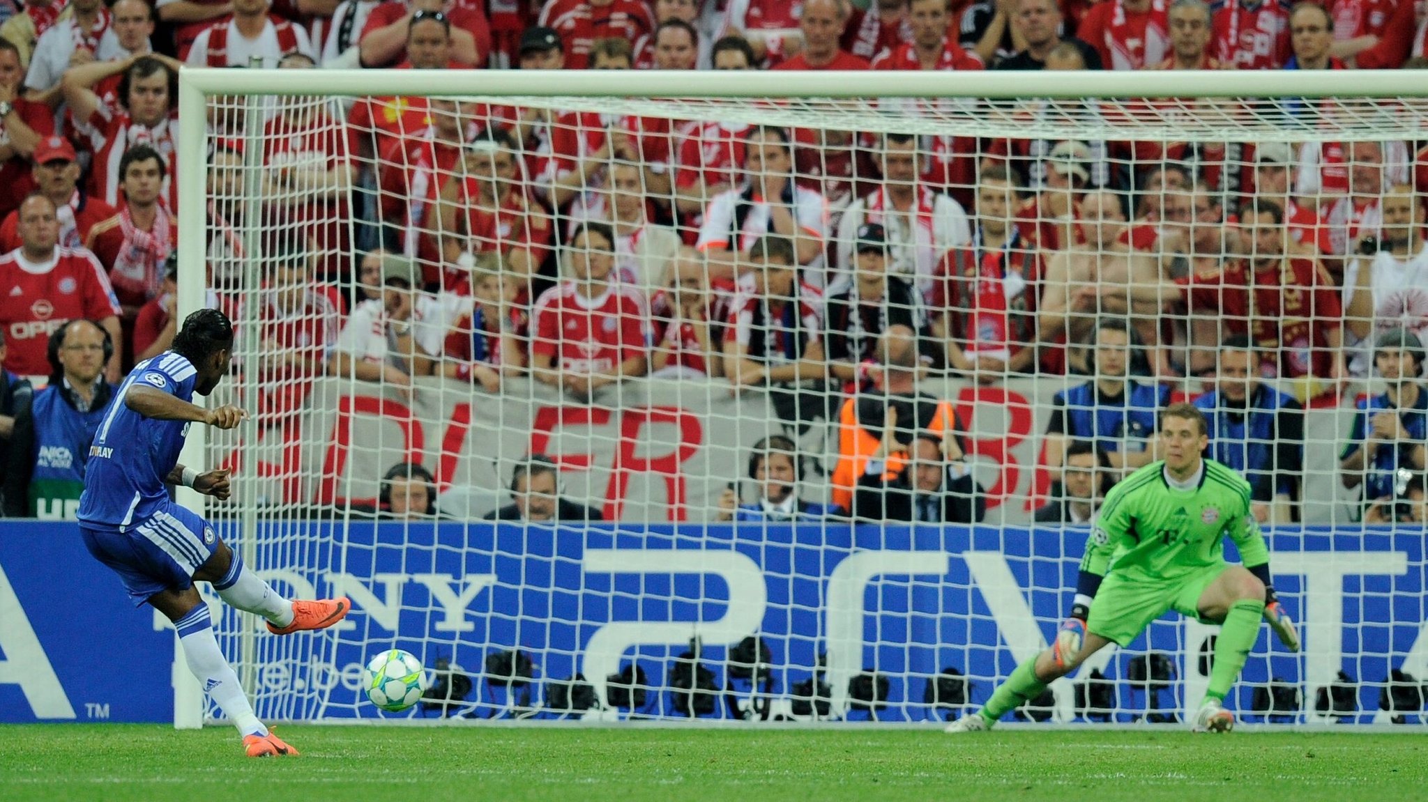 Manuel Neuer (r.) kassiert das entscheidende Elfmetertor beim CL-Finale 2012 von Didier Drogba