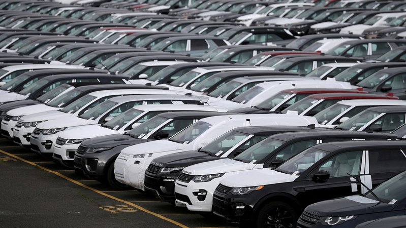 Neue Land Rover auf einem Parkplatz des Jaguar Land Rover Werksgeländes in Liverpool | Bild: Reuters Neue Land Rover auf einem Parkplatz des Jaguar Land Rover Werksgeländes in Liverpool