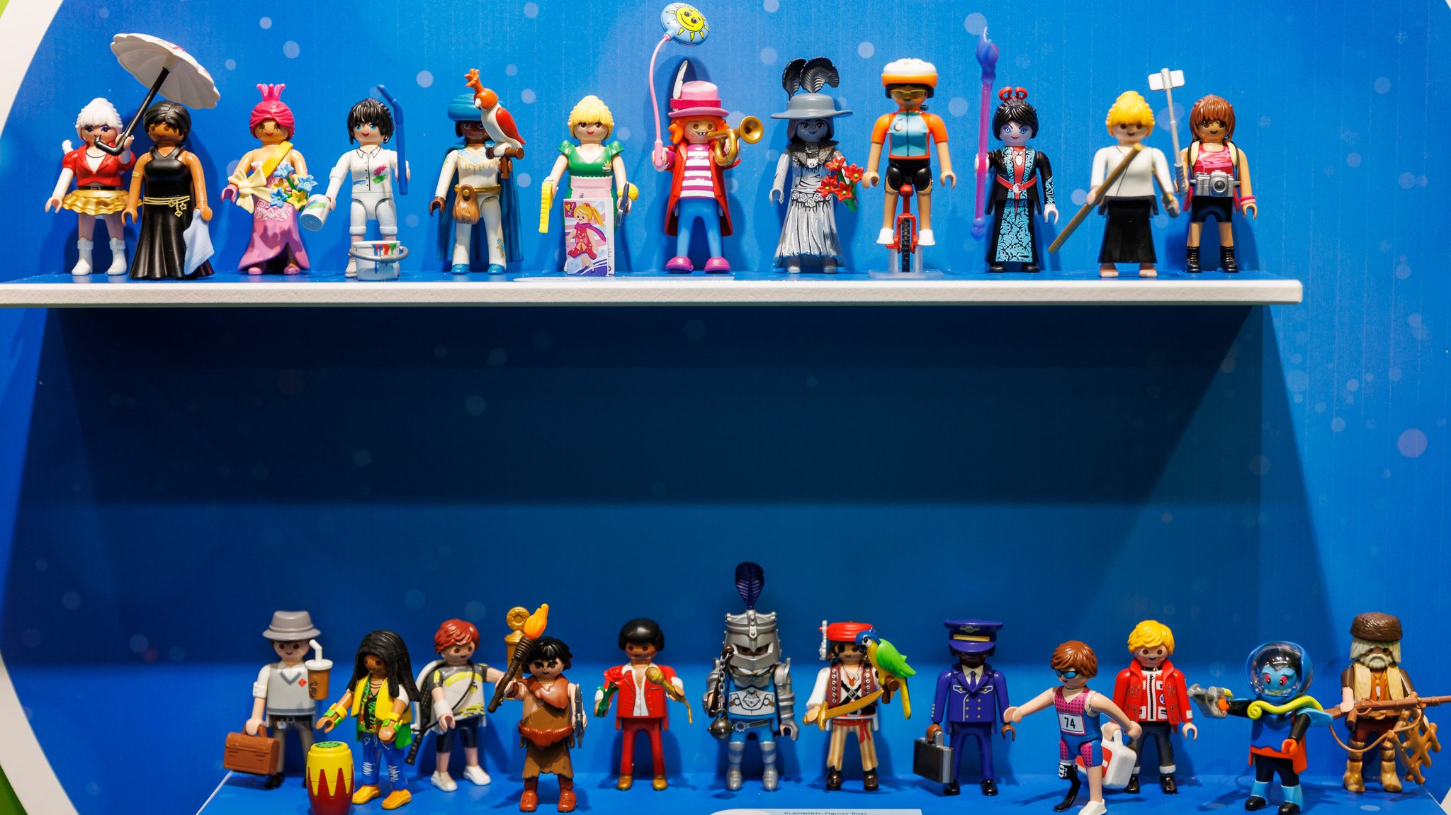 Unterschiedliche Figuren stehen während der Neuheitenschau der Spielwarenmesse am Stand von Playmobil. | Bild: dpa-Bildfunk/Daniel Karmann Unterschiedliche Figuren stehen während der Neuheitenschau der Spielwarenmesse am Stand von Playmobil.