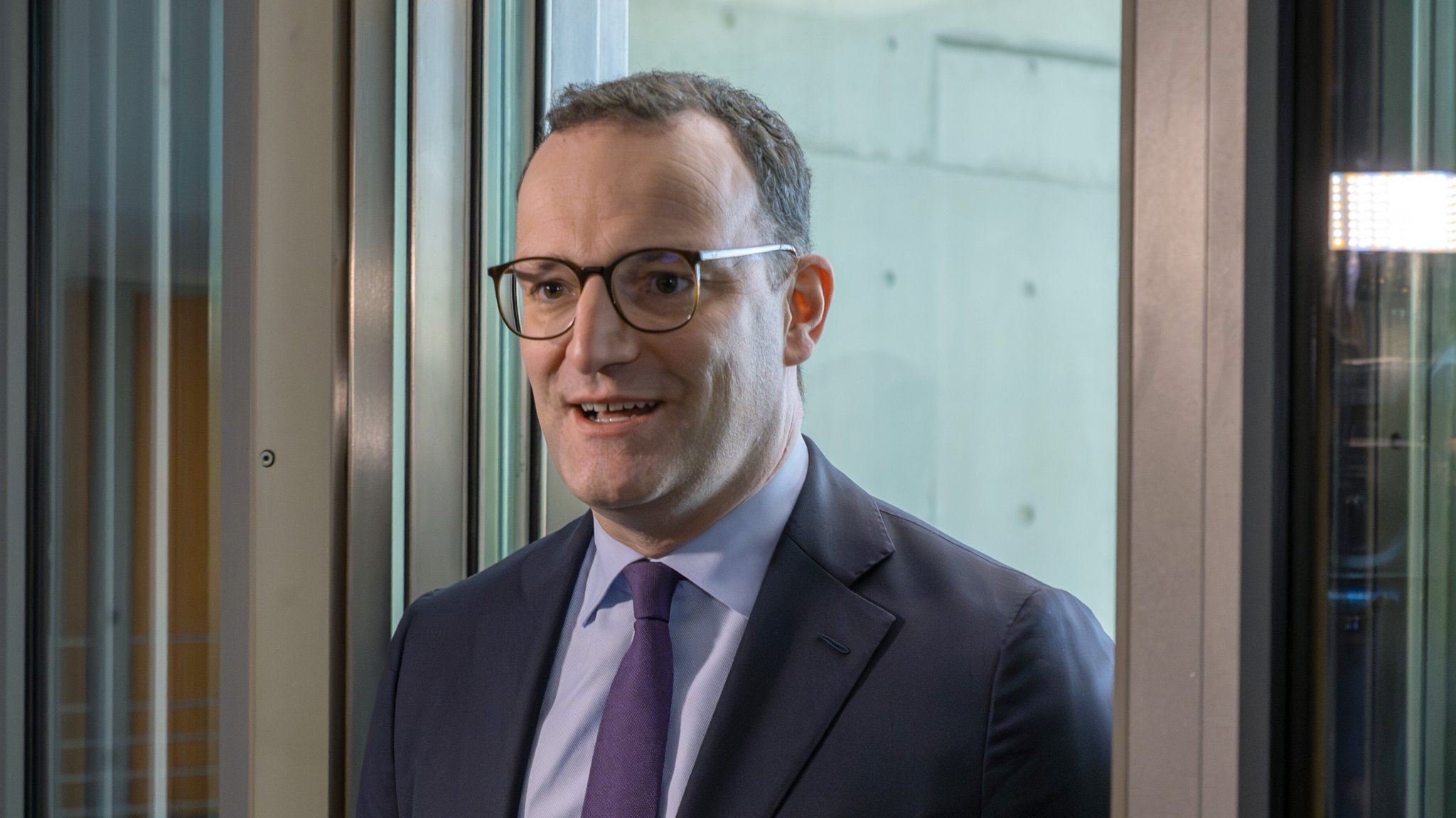 Jens Spahn, Vorsitzender der CDU/CSU-Bundestagsfraktion und früherer Bundesgesundheitsminister, kommt aus dem Fahrstuhl zur öffentlichen Anhörung der Enquete-Kommission des Bundestages zur Aufarbeitung der Corona-Pandemie.