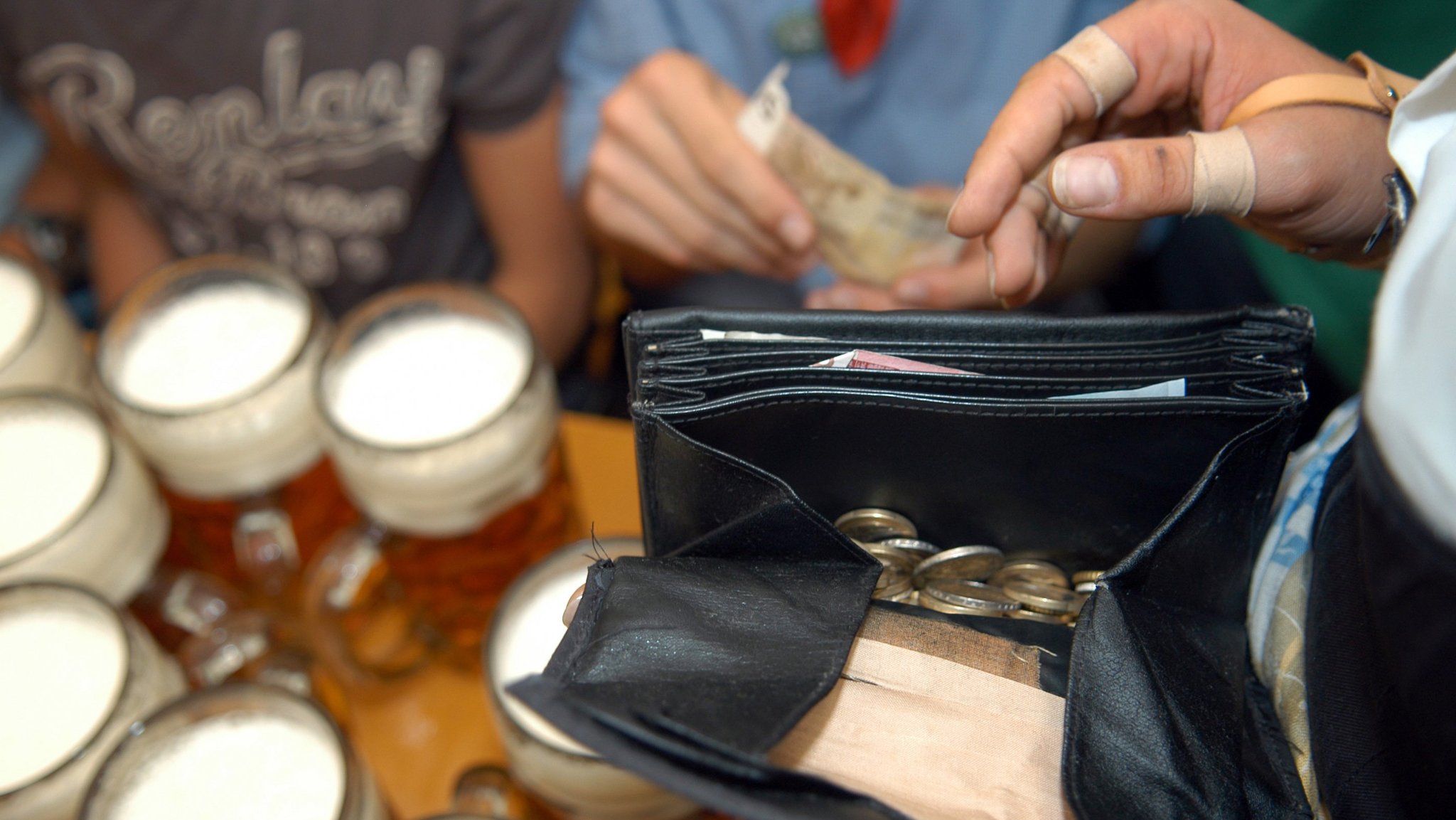 Wiesn-Besucher bezahlen ihr Bier