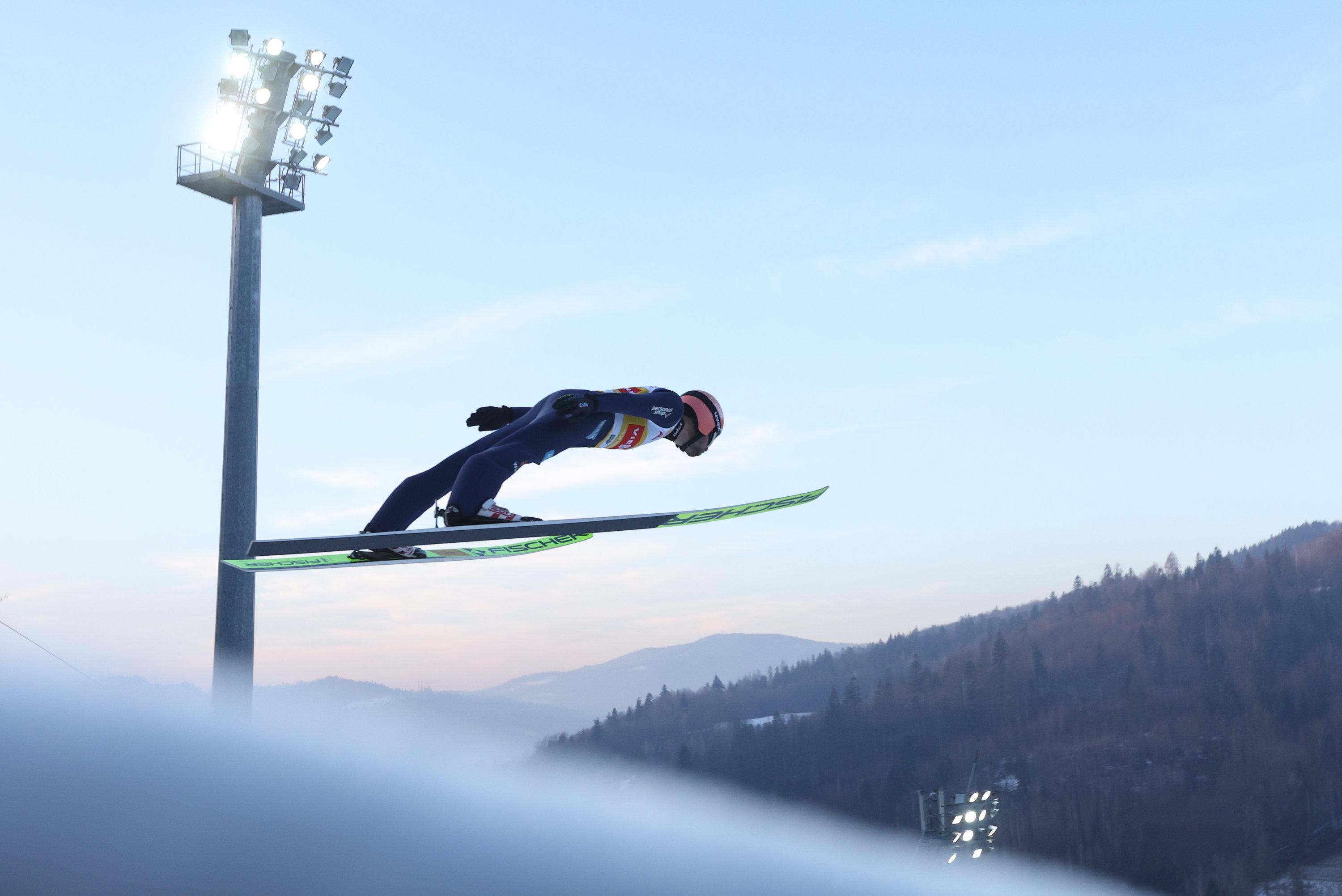 Pius Paschke aus Deutschland in Aktion während des Qualifikationsdurchgangs beim Skisprung-Weltcup in Wisla