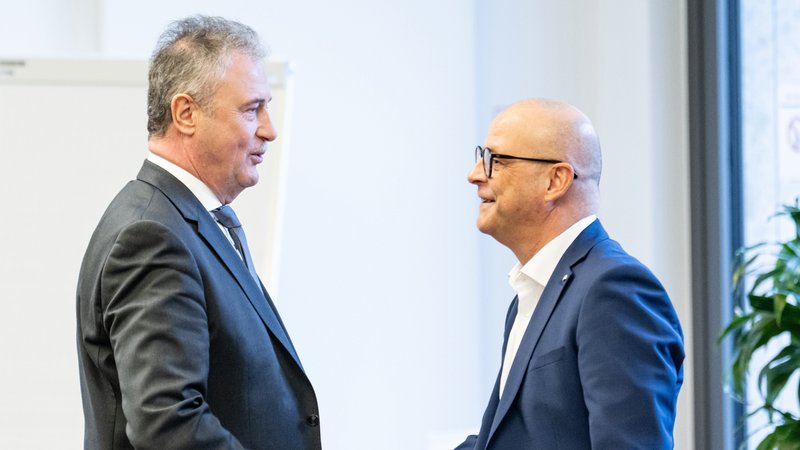 Claus Weselsky (l), GDL-Chef, und Martin Seiler, DB-Personalvorstand, hier beim Auftakt der Tarifverhandlung im November 2023.