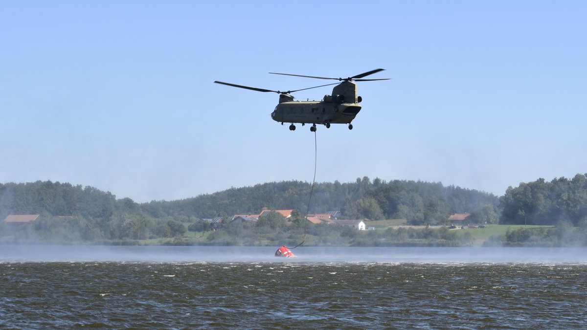Ein Transporthubschrauber der US-Armee über einem See.